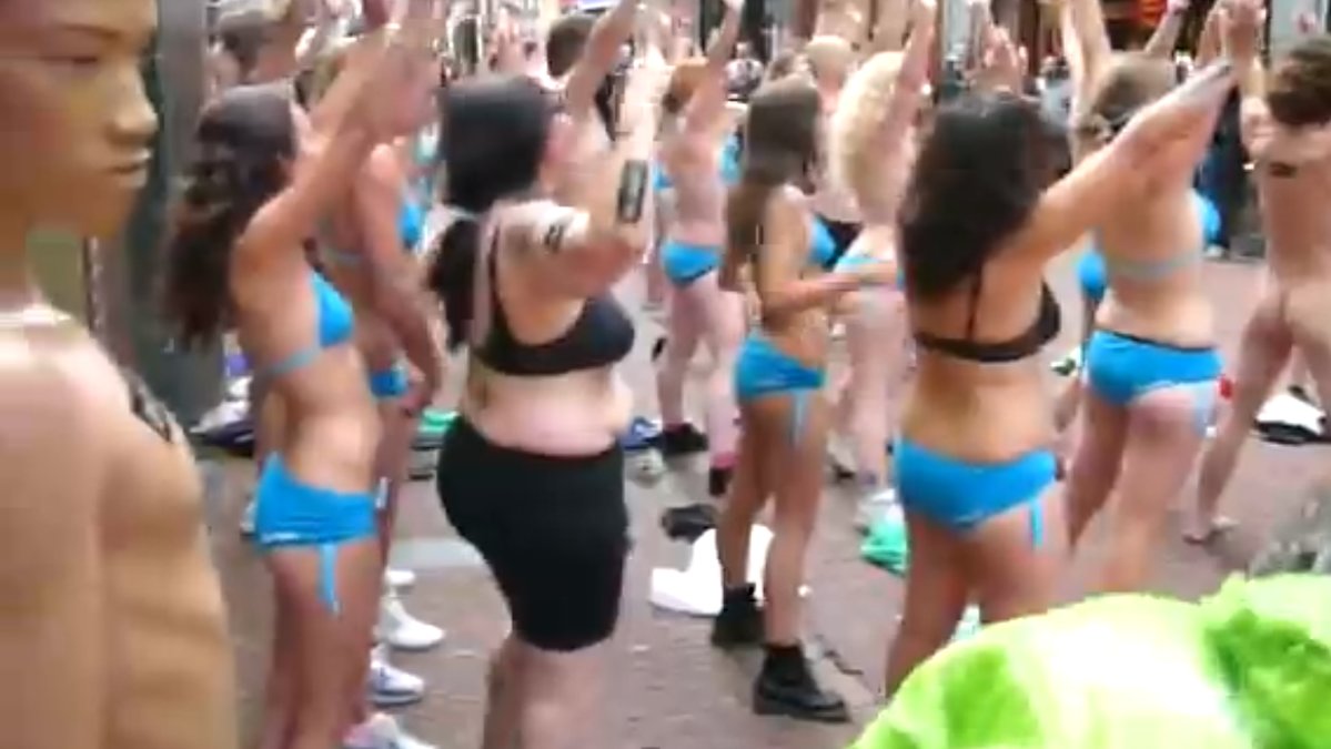 8. Är du upprörd över omiljövänliga företag? Inspireras av Greenpeace, som år 2011 arrangerade en naken flash mob utanför en Nike-affär i Amsterdam. 